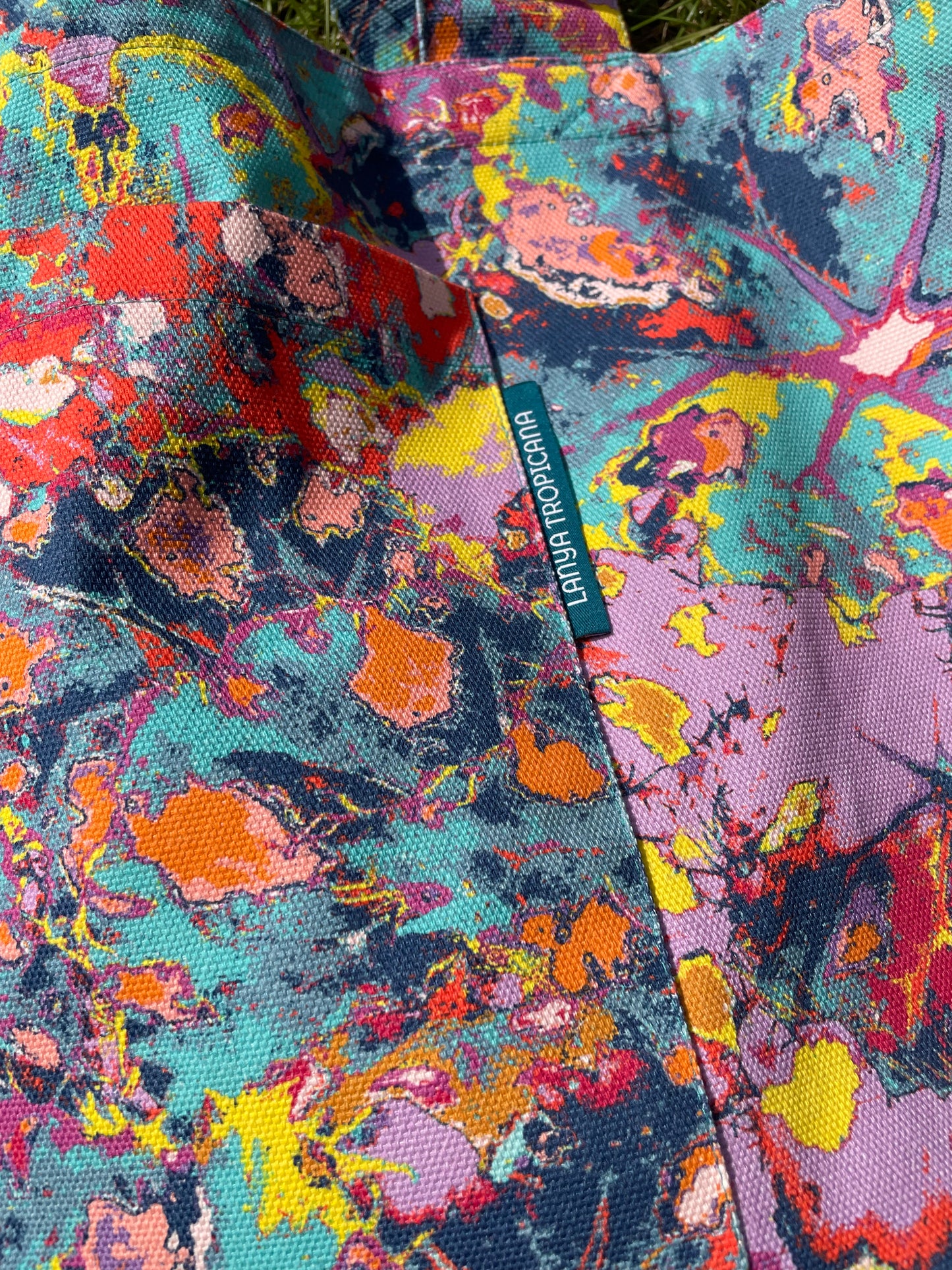 LANYA TROPICANA FROOTI REEF PRINTED ORGANIC COTTON CANVAS COLOURFUL MAXIMAL SUSTAINABLE TOTE BAG DESIGN DETAIL BRAND LABEL CLOSEUP
