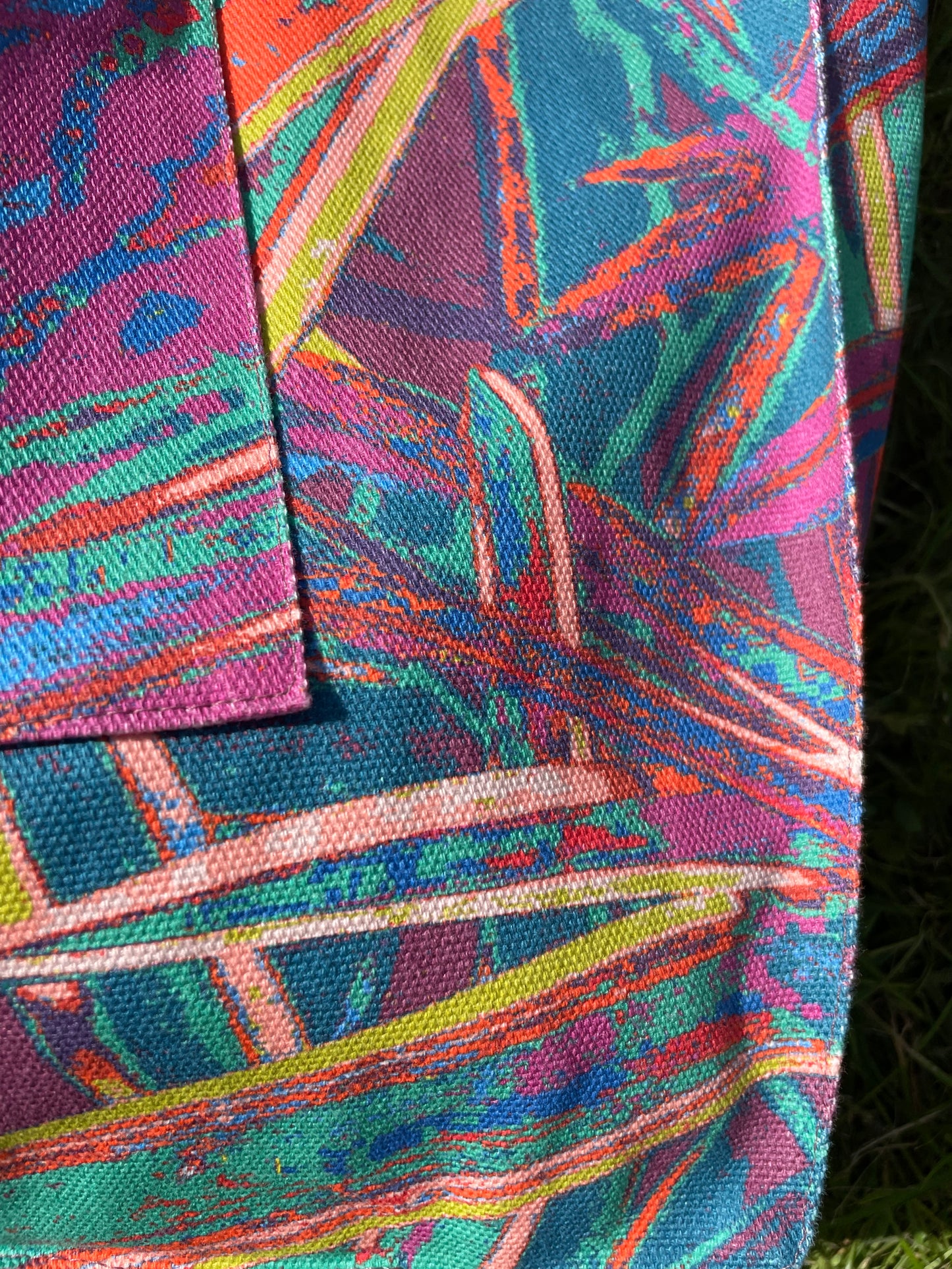 LANYA TROPICANA SUNDOWN JUNGLE PRINT ORGANIC COTTON CANVAS TOTE BAG UPCLOSE DESIGN DETAIL SUNNY