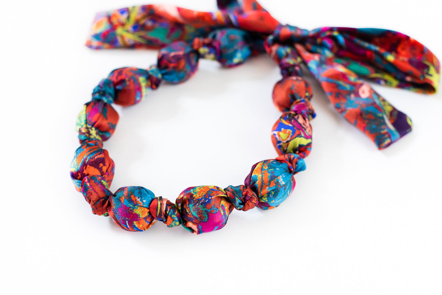 LANYA TROPICANA SUNDOWN ORCHADIA PRINT SILK BEAD NECKLACE UPCLOSE