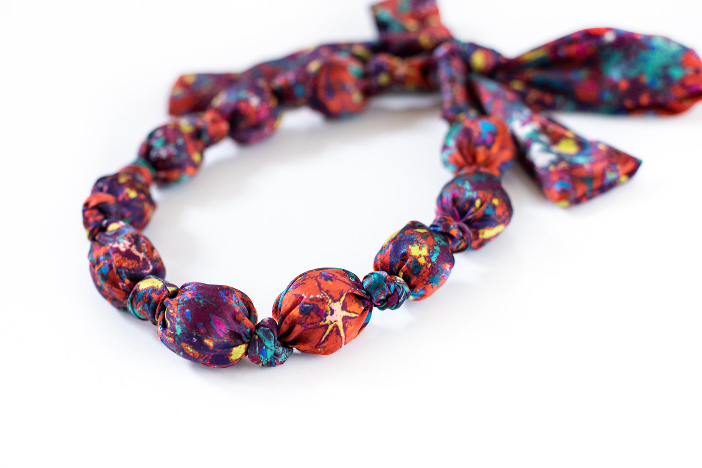 LANYA TROPICANA SUNDOWN REEF PRINT SILK BEAD NECKLACE UPCLOSE