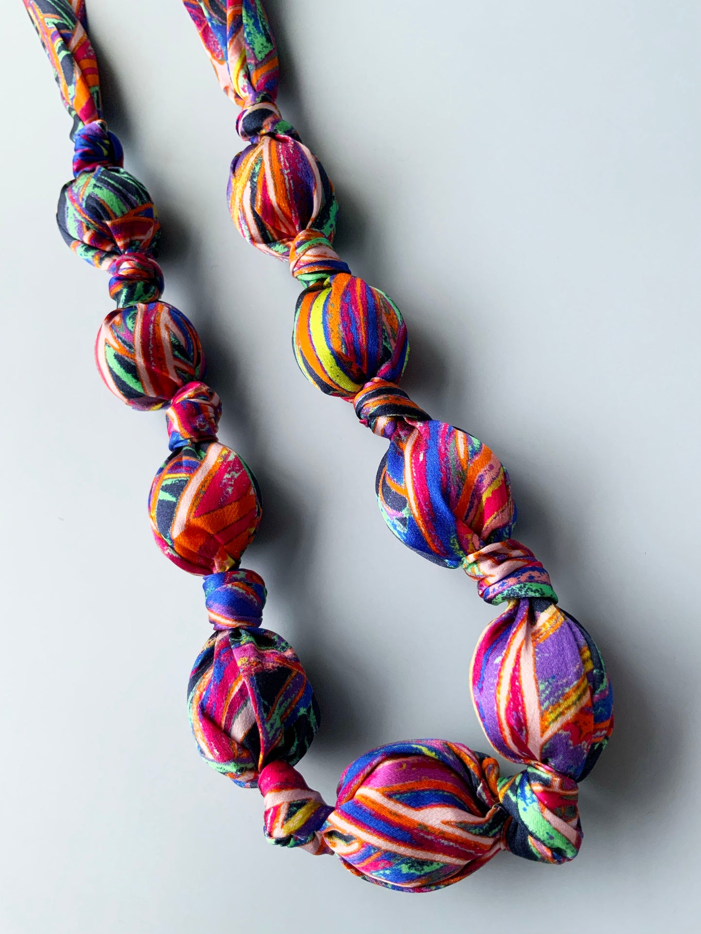 LANYA TROPICANA ZEST JUNGLE PRINT SILK BEAD NECKLACE CLOSE UP
