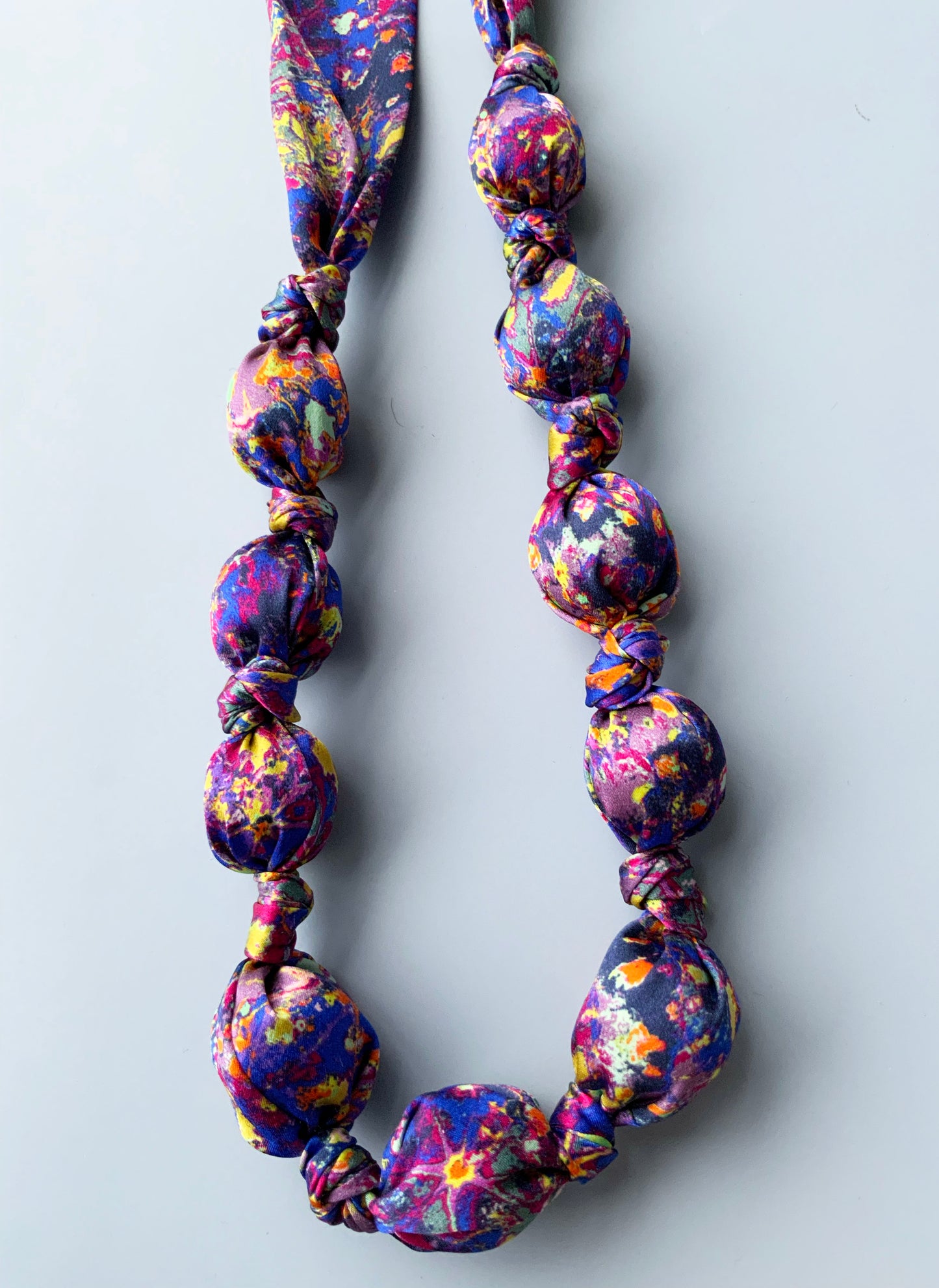 LANYA TROPICANA ZEST REEF PRINTED SILK BEADED NECKLACE CLOSE UP